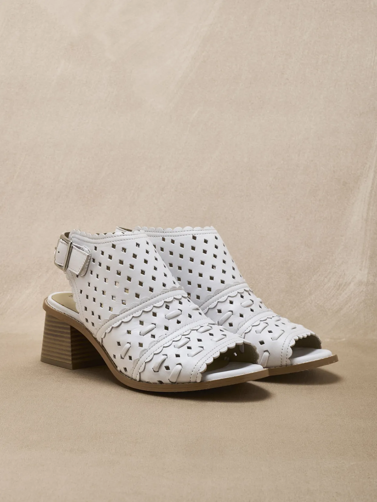 Femme Pédiconfort Sandales montantes cuir perforé