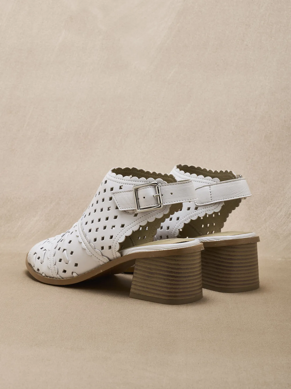 Femme Pédiconfort Sandales montantes cuir perforé